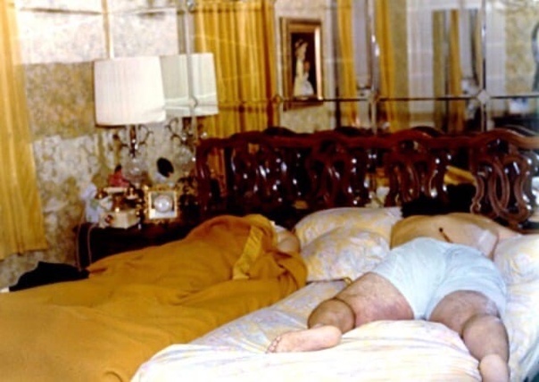 Ужас Амитивилля 13 ноября 1974 года, примерно в 3 часа ночи, Рональд Джозеф Дефео-младший взял 35-калиберную винтовку Marlin 336C и убил своего отца, мать, двух сестёр и двух братьев.История,
