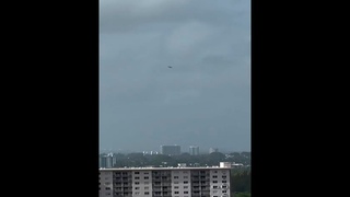 OVNI Pairando Sobre Sunny Isles Beach, Flórida UFO Hovering Over Sunny Isles Beach, Flórida