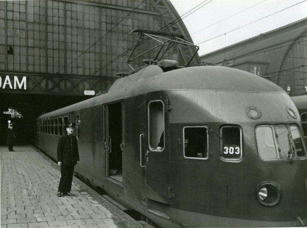 Электропоезд на центральном вокзале Амстердама, 21 сентября 1939 года, Нидерланды Эта фотография говорит о развитости железных дорог Нидерландов, поскольку уже в те времена они имели