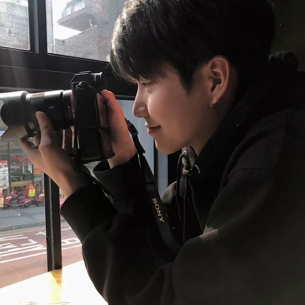 Школы корейски парни. Кореец boyfriend material. Bad boy aesthetic кореец. Кореец с фотоаппаратом. Корейцы парни школьники