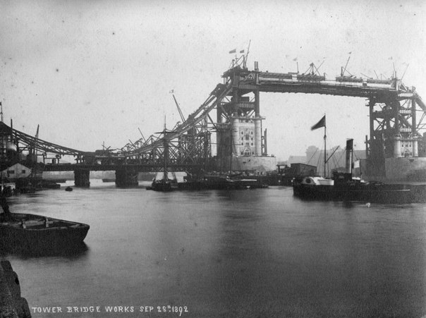 Строительство Тауэрского моста, 1886-1894 год. Как строили визитную карточку Лондона.Мост спроектировал Гораце Джонс, он представляет собой разводной мост длиной 244 м с двумя поставленными на