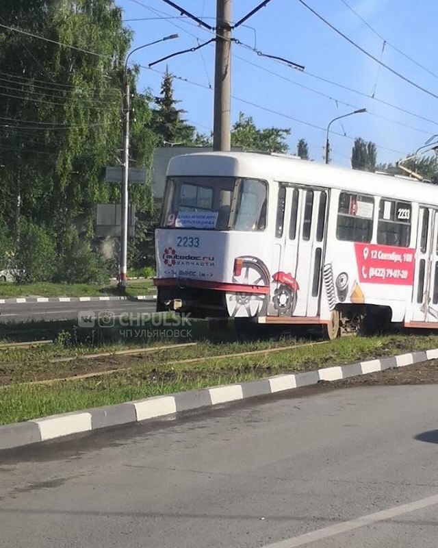 Трамвай сошёл с рельсов на Октябрьской улице, немного не доезжая до Пушкаревского кольца 🙁 Это картинка