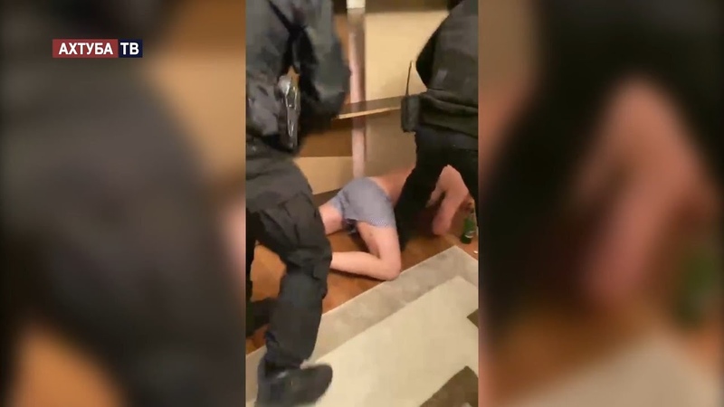 Вор спрятался от полиции под