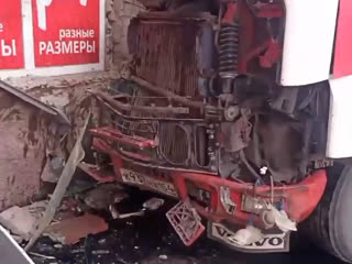 Фургон врезался в дом